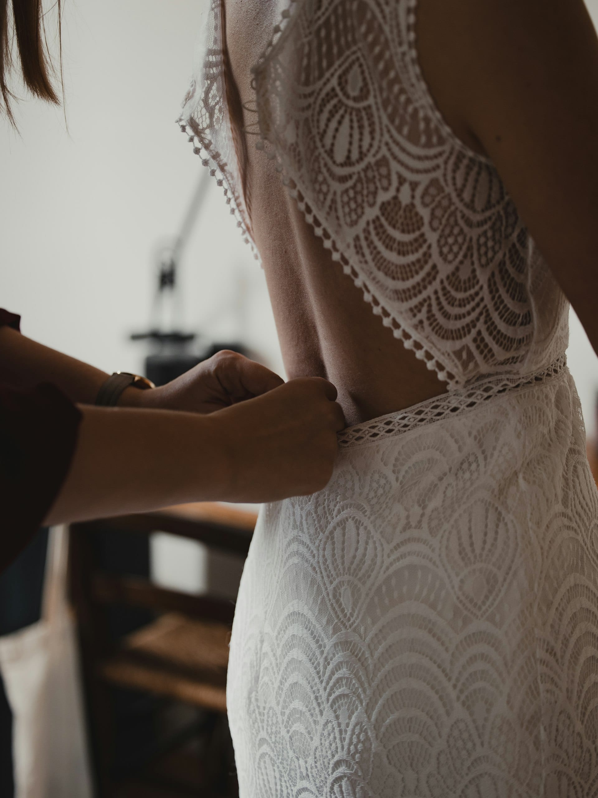 Brautkleid mit feiner Spitze auf Rücken und Ärmeln