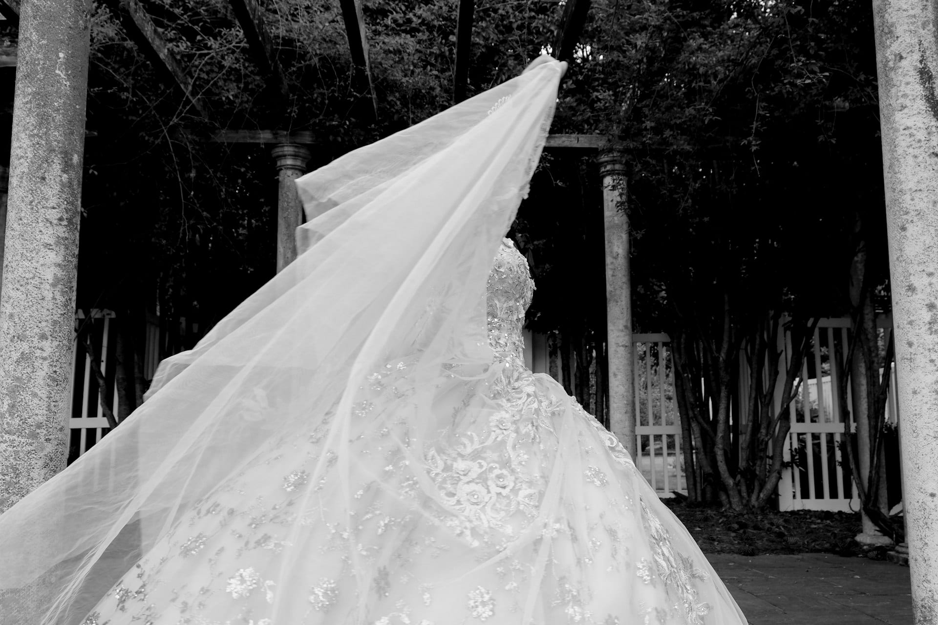 Brautkleid mit langer Schleppe im Freien