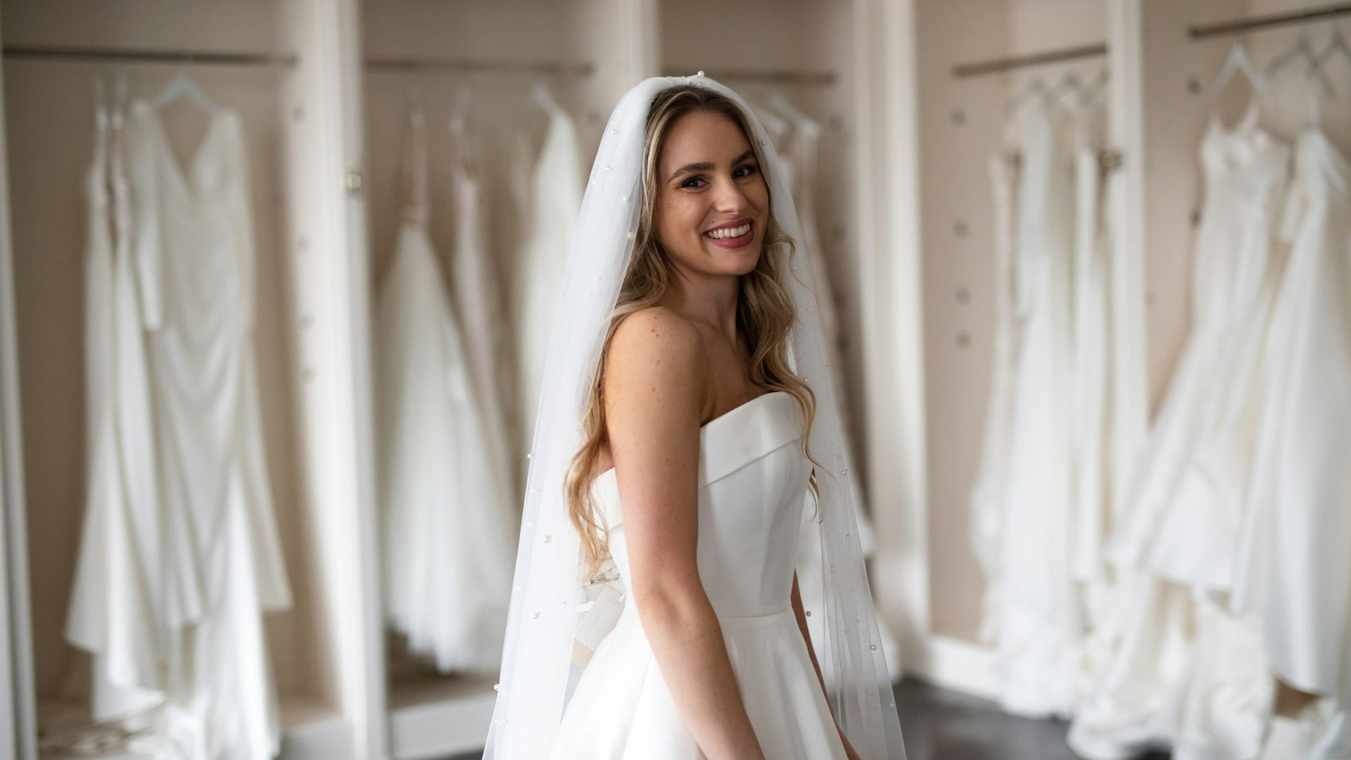 Puristisches Brautkleid aus glattem Satin