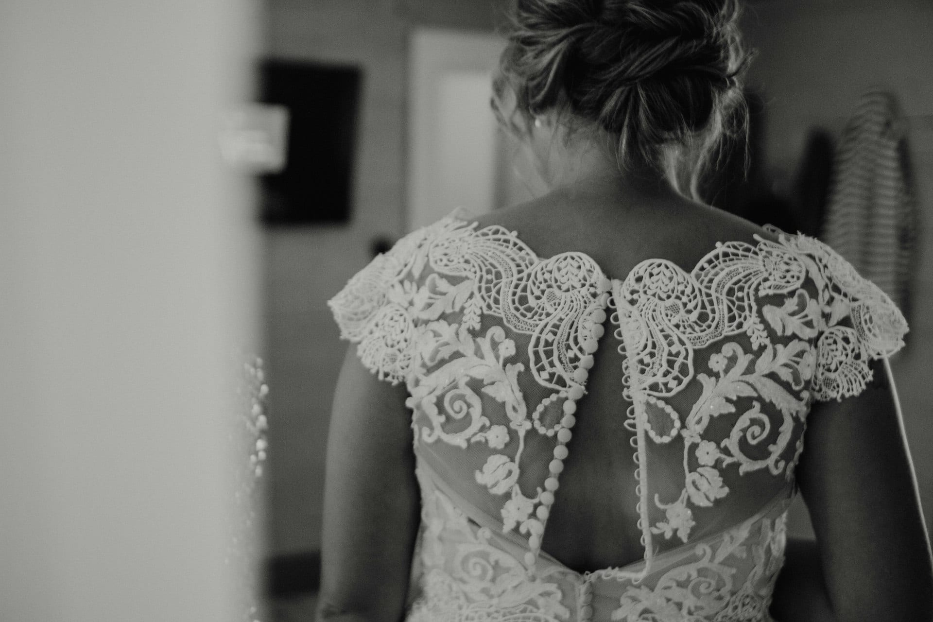 Brautkleid mit offenem Rücken und Knopfleiste
