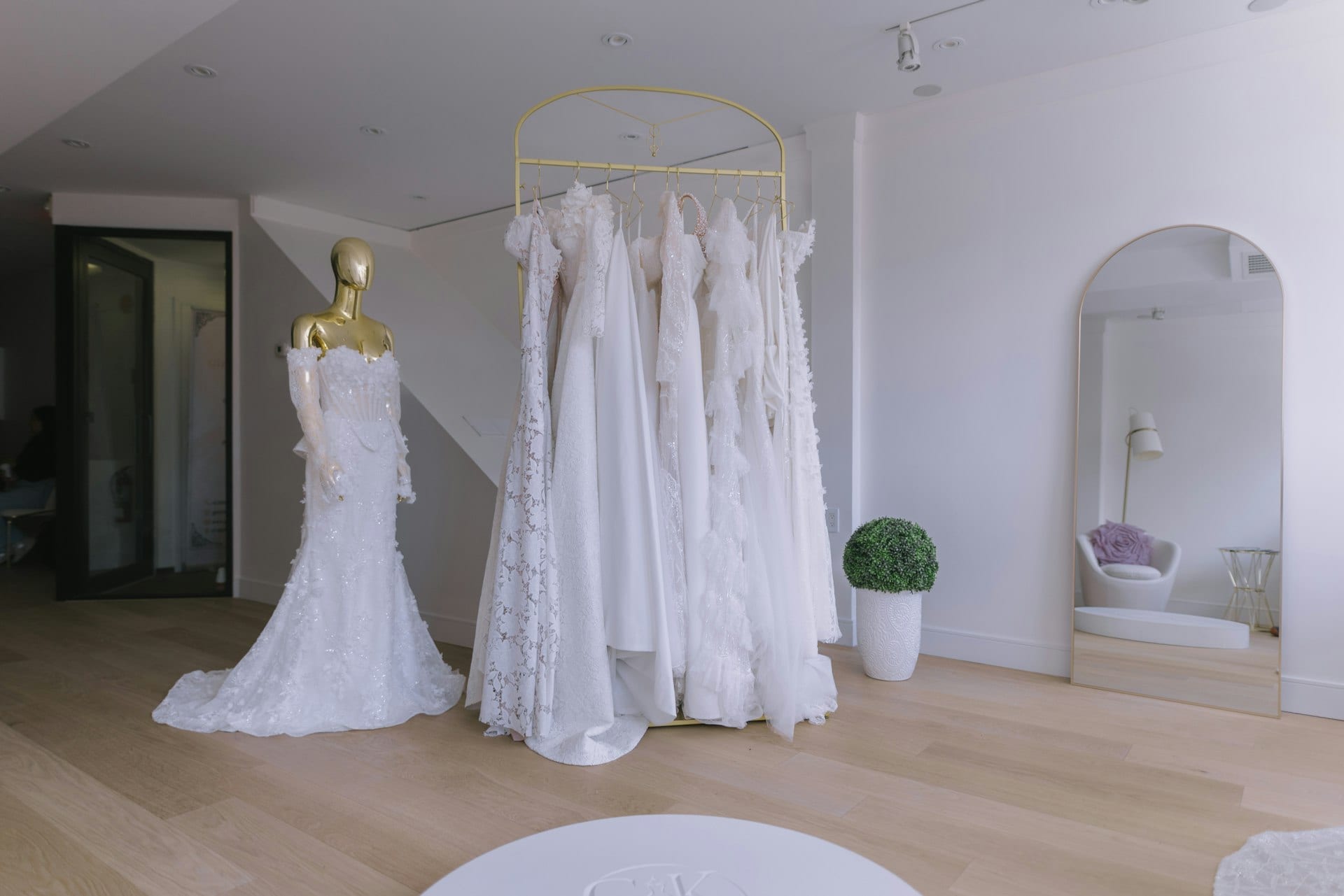 Brautkleider auf einer Kleiderstange im Studio
