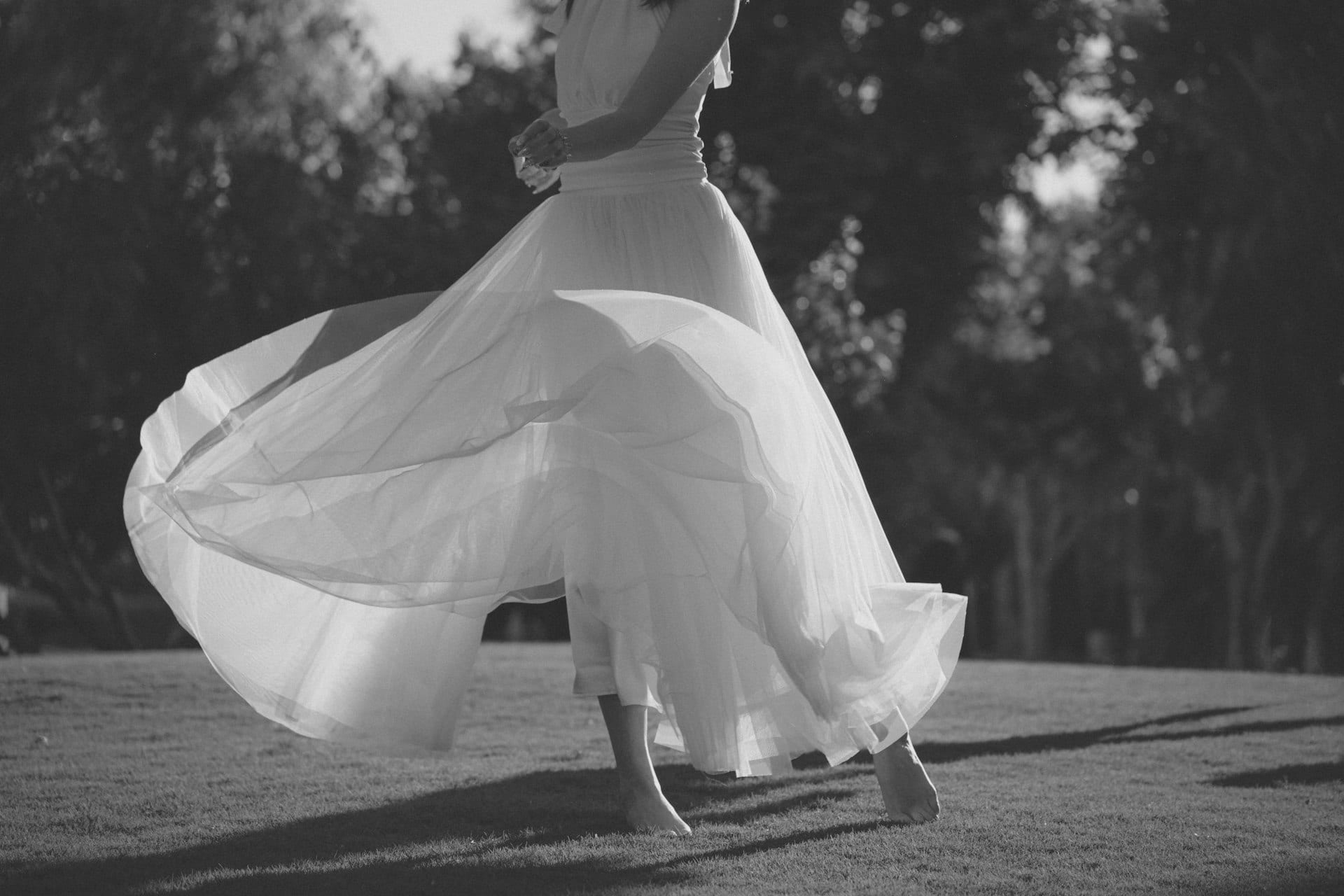 Braut in fließendem Chiffonkleid im Wind